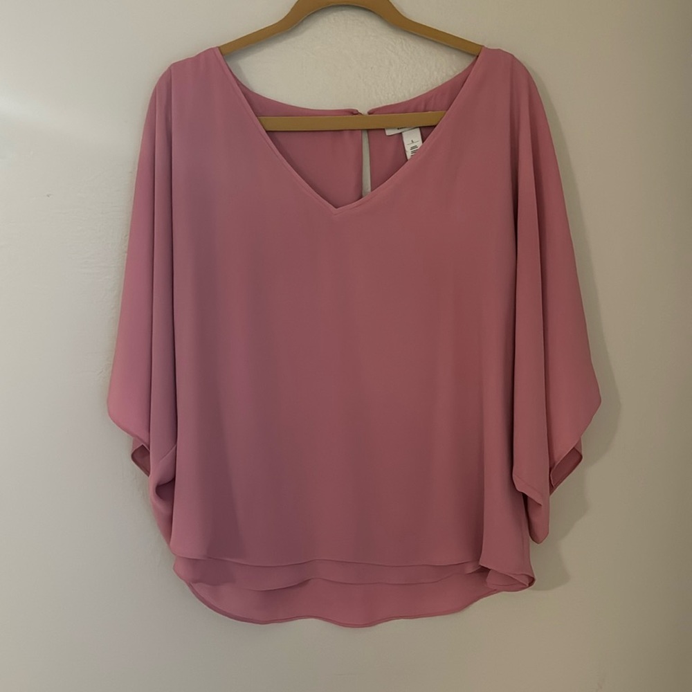 ⚪️🖤 White House Black Market Romantic Pink Blouse